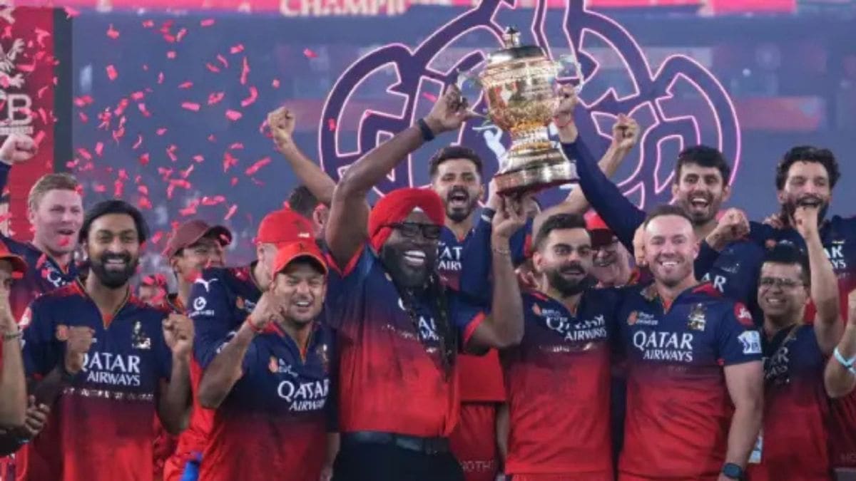 பெங்களூர் அணி இரண்டாவது முறையாக சாம்பியன்ஷிப் பட்டத்தை வென்று கோப்பையை மீண்டும் தன் வசப்படுத்தியது.